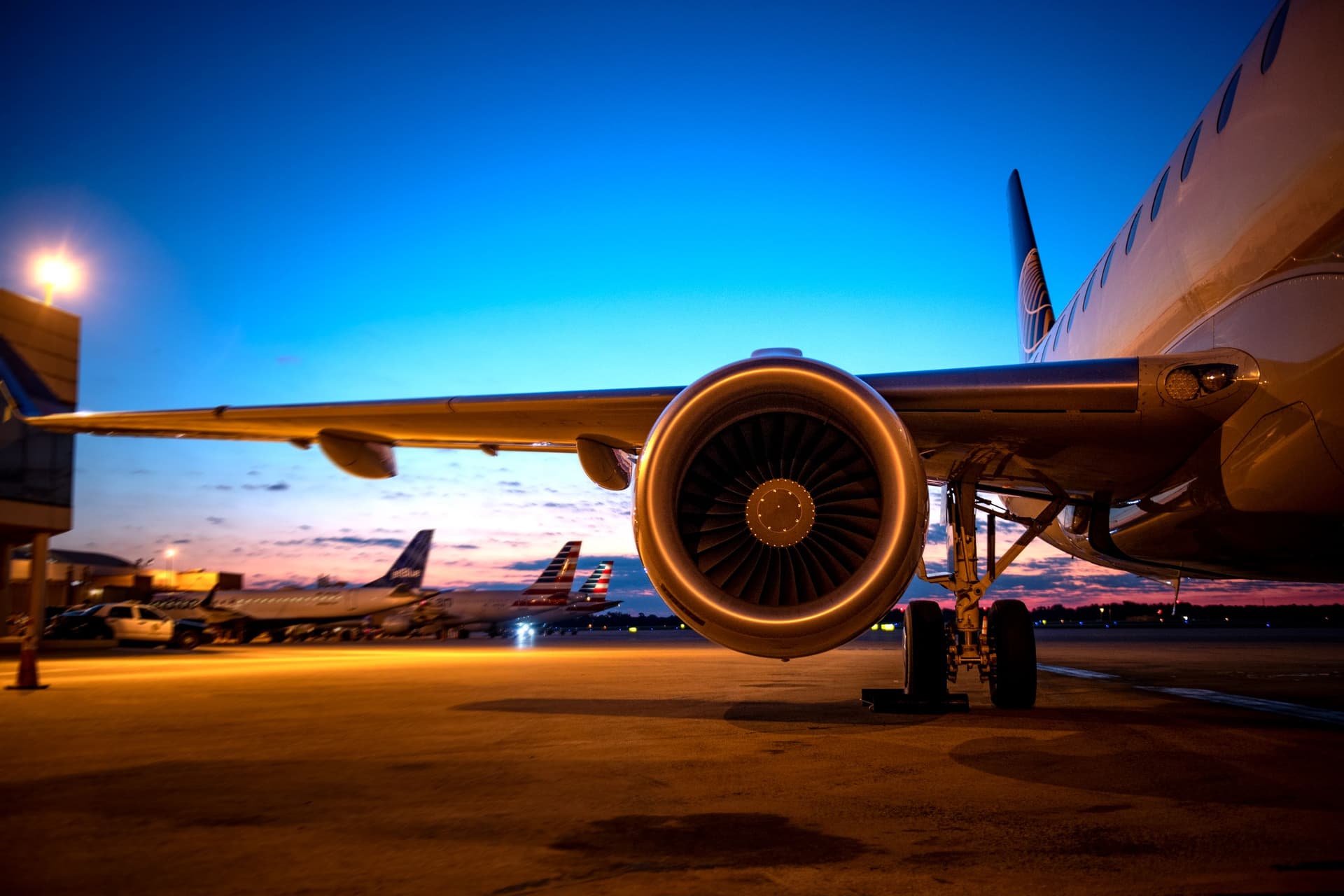 picture of an airplane wing